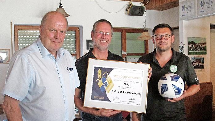 Kreisvorsitzender Rainer Lochmüller (von links) überbrachte zum 110. Gründungsfest des FC Hammelburg die „Goldenen Raute mit Ähre“, die FC-Ehrenamtsbeauftragter Martin Stapper und Vorsitzender Christian Ohmert entgegennahmen.