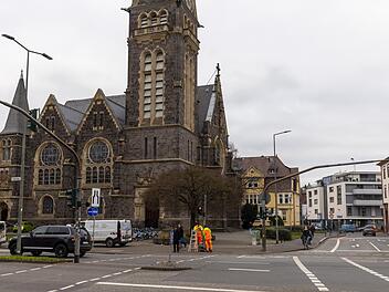 Mann verletzt mit Auto in Gie&szlig;en mehrere Menschen