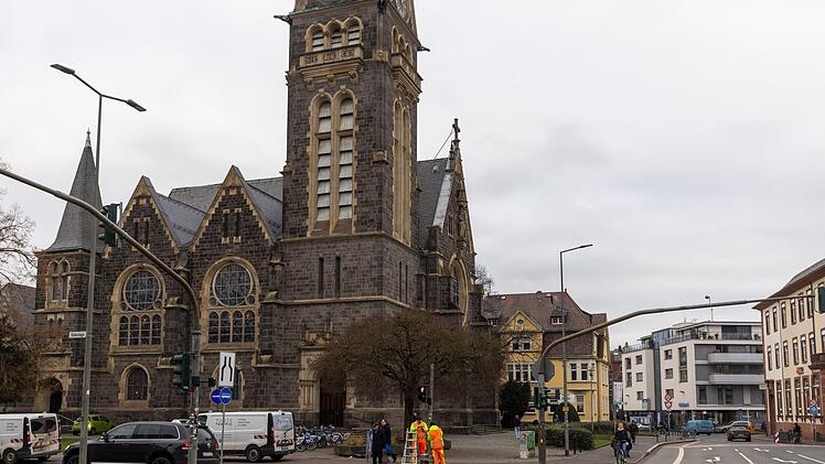 Mann verletzt mit Auto in Gie&szlig;en mehrere Menschen
