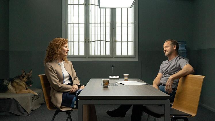 Lockere Befragung: Was kann Tanja Baumschl&auml;ger (Jutta Fastian) dem Wiener Ermittler Max Steiner (Maximilian Br&uuml;ckner) berichten?