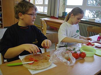 Celine und Jonas beim Tomatenschneiden  Foto: Heike Schülein