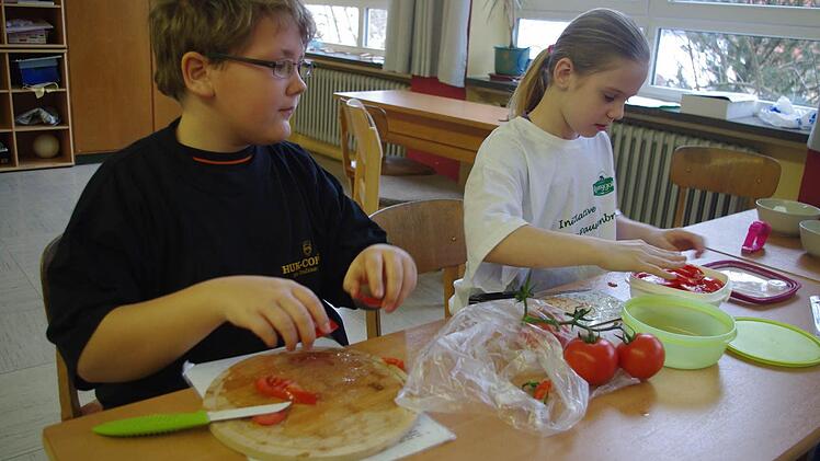 Celine und Jonas beim Tomatenschneiden  Foto: Heike Schülein