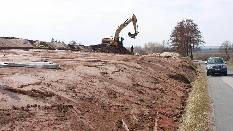 In diesem Bereich der Baustelle (links) setzten die Archäologen die ersten Markierungen.