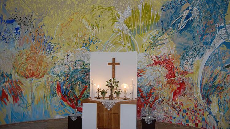 Das farbenprächtige Wandgemälde in der kleinen Kirche in Iza.