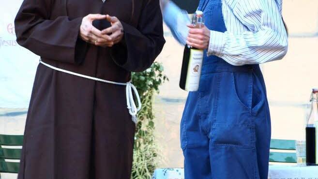 Hier haben sich zwei gefunden und das Rezept des Klosterfrau-Narzissengeistes verfeinert. Heribert (Christian Weiß, links) und Schwester Appolonia (Gaby Stöcker, re)