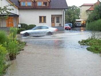 Ausnahmezustand herrschte am Wochenende 2./3. August in Hegnabrunn. Sintflutartige Regenfälle hatten dazu geführt, dass Straßen und Keller überflutet wurden. Foto: BR-Archiv/Jürgen Gärtner
