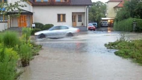 Ausnahmezustand herrschte am Wochenende 2./3. August in Hegnabrunn. Sintflutartige Regenfälle hatten dazu geführt, dass Straßen und Keller überflutet wurden. Foto: BR-Archiv/Jürgen Gärtner