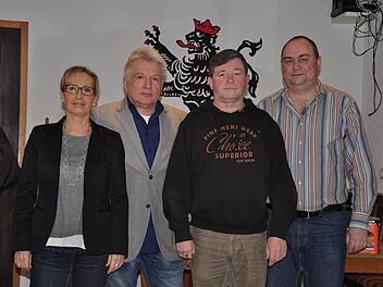 SV-Vorstandssprecher Bernd Müller (rechts) hat Elmar Meyer (links) und Werner Fleckstein geehrt. Links: 2. Bürgermeisterin Judith Dekant. Foto: Daniel Wiener