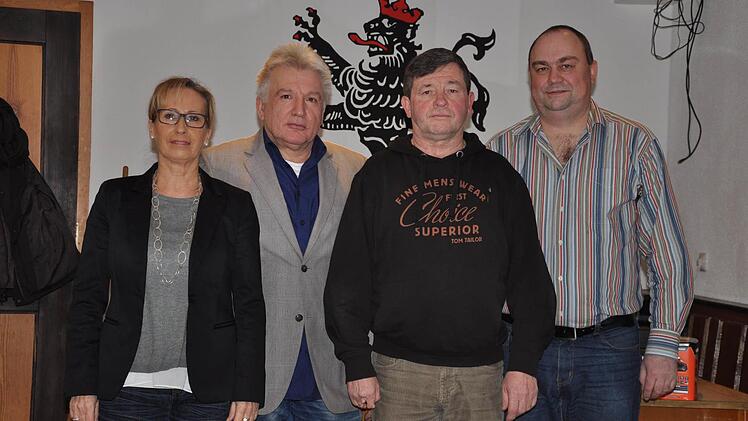 SV-Vorstandssprecher Bernd Müller (rechts) hat Elmar Meyer (links) und Werner Fleckstein geehrt. Links: 2. Bürgermeisterin Judith Dekant. Foto: Daniel Wiener