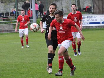 Der TSV Ludwigsstadt mit Andreas Fehn (vorne) geht mit einem Punkt Vorsprung vor dem TSV Marktzeuln in die entscheidende Phase um Platz 2. Eine bessere Ausgangsposition wurde beim torlosen 0:0 in Kronach (im Bild Lukas Kraus) vergeben. Foto: Herbert Kalb
