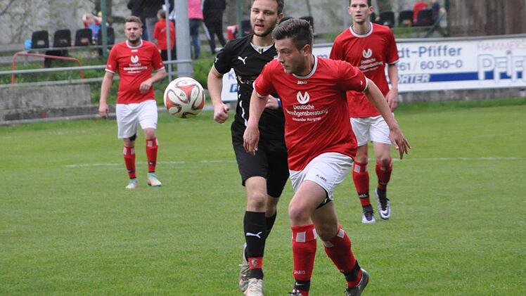 Der TSV Ludwigsstadt mit Andreas Fehn (vorne) geht mit einem Punkt Vorsprung vor dem TSV Marktzeuln in die entscheidende Phase um Platz 2. Eine bessere Ausgangsposition wurde beim torlosen 0:0 in Kronach (im Bild Lukas Kraus) vergeben. Foto: Herbert Kalb