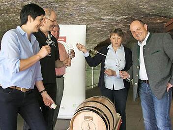 Die aus der Region stammenden Edelbrandsommeliers Franziska Kormann, Norbert Winkelmann, Walter Markert, Anni Reichold und Markus Zeiß (von links) sind an dem Projekt beteiligt und kamen zum Auftakt in die Teufelshöhle. Foto: Thomas Weichert
