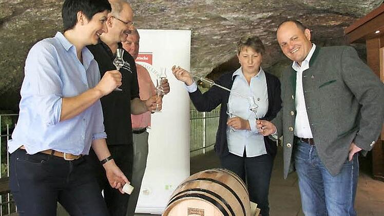 Die aus der Region stammenden Edelbrandsommeliers Franziska Kormann, Norbert Winkelmann, Walter Markert, Anni Reichold und Markus Zeiß (von links) sind an dem Projekt beteiligt und kamen zum Auftakt in die Teufelshöhle. Foto: Thomas Weichert