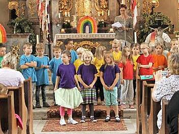 Die Vorschulkinder stellten einen bunten Regenbogen dar, Im Hintergrund Alexandra Geu&szlig;, Leiterin des Kindergartens Kirchlauter. Foto: gg