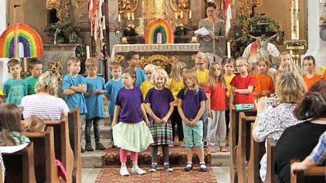 Die Vorschulkinder stellten einen bunten Regenbogen dar, Im Hintergrund Alexandra Geu&szlig;, Leiterin des Kindergartens Kirchlauter. Foto: gg