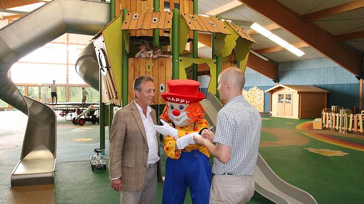 Kinder als Zuschauer und Haus-Clown "Happy" als Mikrofonhalter: Redakteur Ralf Ruppert (rechts) sprach in launiger Atmosphäre mit Hans Markwalder, Direktor des Hotels Sonnenhügel. Foto: Sebastian Elsässer