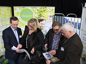 Im Stand der "Lebensregion plus": Michael Ziegler (links) und Hans Albert (rechts) informieren Besucher über die zehn Kommunen im südlichen Landkreis Haßberge (hier im Gespräch mit Ulrike und Andreas Friedmann aus Hallstadt).  Fotos: Klaus Schmitt