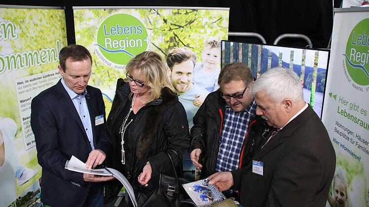 Im Stand der "Lebensregion plus": Michael Ziegler (links) und Hans Albert (rechts) informieren Besucher über die zehn Kommunen im südlichen Landkreis Haßberge (hier im Gespräch mit Ulrike und Andreas Friedmann aus Hallstadt).  Fotos: Klaus Schmitt