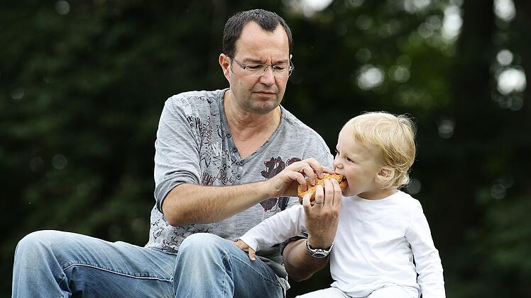 Der Kleine Leopold wird von seinem Papa verpflegt.