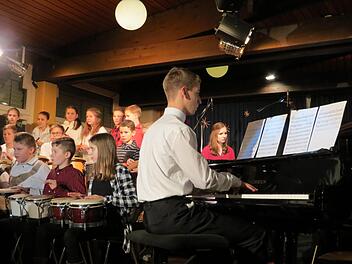 Zahlreiche Ensembles stimmten beim Konzert des Frobenius-Gymnasiums auf die Weihnachtstage ein. Doris Bauer