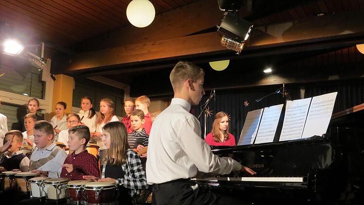 Zahlreiche Ensembles stimmten beim Konzert des Frobenius-Gymnasiums auf die Weihnachtstage ein. Doris Bauer