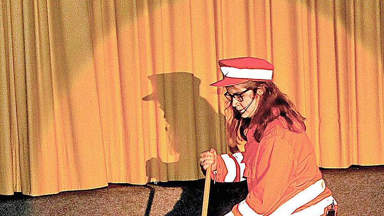 Fleißig gekehrt wurde in dem Theater Stück "Der Müllmann  und der Magier," das Studierende der Fachakademie für Sozialpädagogik im Rahmen ihrer Theaterwoche aufführten.Dieter Britz