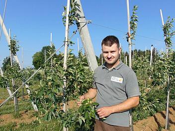 Stefan Bauer auf einem seiner Felder Foto: Petra Malbrich