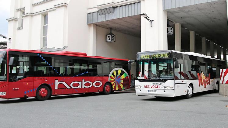 Könnten vielleicht bald unter dem Dach des VGN verkehren: Busse am Omnibusbahnhof in Kulmbach. Foto: Klaus Klaschka