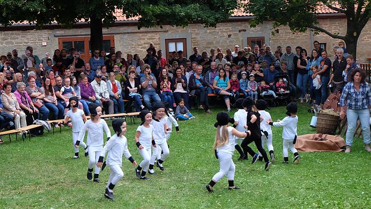 Aufführung der Kinder beim Sommerfest es Kinderhauses  "Unterm Regenbogen Thundorf".   Philipp Bauernschubert