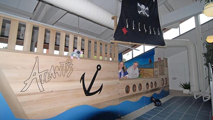 2011 ging im Atlantis das Piratenschiff vor Anker. Es ersetzte die Solarien im Obergeschoss, wie Geschäftsführer Werner Philipp (mit Katrin Adler) erläuterte.
