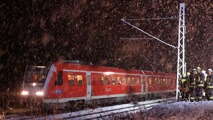 Starker Schneefall sorgte für ein Chaos in Mittelfranken. Am Donnerstag sowie in der Nacht auf Freitag war die Feuerwehr 315 Mal im Einsatz. Foto: NEWS5/Grundmann