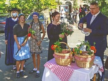 Das Ehepaar Kolb nach kirchlicher Trauung und Taufe mit der Willmersreuther Krumba-Trachtengruppe Foto: privat