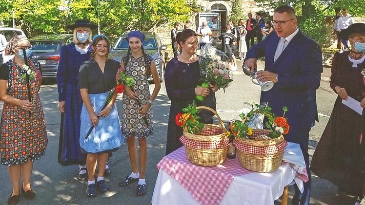 Das Ehepaar Kolb nach kirchlicher Trauung und Taufe mit der Willmersreuther Krumba-Trachtengruppe Foto: privat