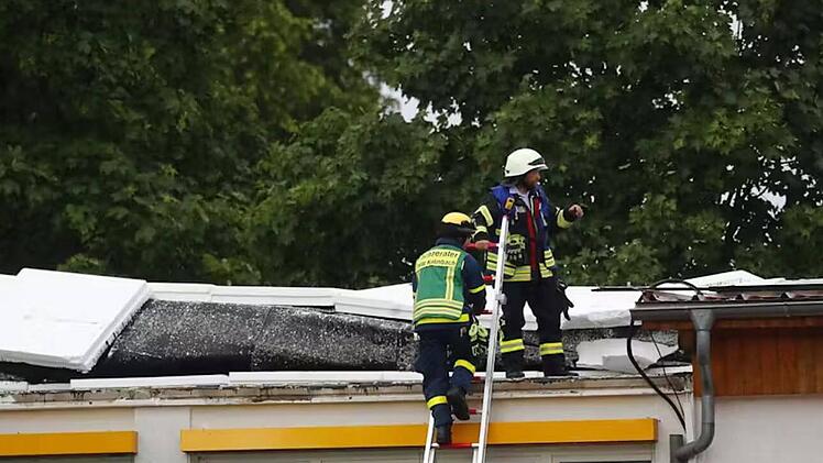 Trebgast: Sturm deckt Dach von Turnhallendach ab - "wie ein DIN-A4-Blatt"