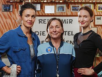 Eine Mutter und zwei T&ouml;chter. Das macht drei ungleiche Frauen in der bezaubernden Ost-Kom&ouml;die "Mensch Mutti!" im Ersten: Das in die Jahre gekommene Fitnessstudio von Familie Hopp muss gerettet werden. Es packen an: Tochter Daniela (Lucie Heinze, links), Mutter Christa (Steffi K&uuml;hnert) und Ballerina-Tochter Serafina (Frida-Lovisa Hamann) aus Paris.