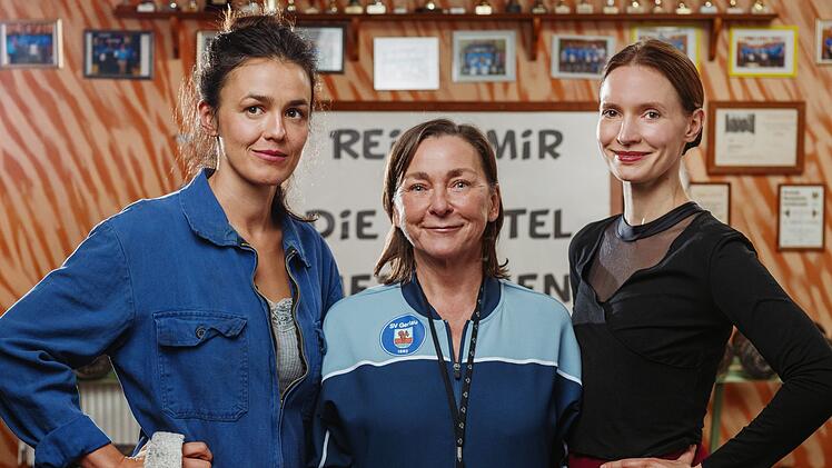 Eine Mutter und zwei T&ouml;chter. Das macht drei ungleiche Frauen in der bezaubernden Ost-Kom&ouml;die "Mensch Mutti!" im Ersten: Das in die Jahre gekommene Fitnessstudio von Familie Hopp muss gerettet werden. Es packen an: Tochter Daniela (Lucie Heinze, links), Mutter Christa (Steffi K&uuml;hnert) und Ballerina-Tochter Serafina (Frida-Lovisa Hamann) aus Paris.