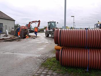 In der Kläranlage werden dicke Rohre verlegt. Foto: Pauline Lindner