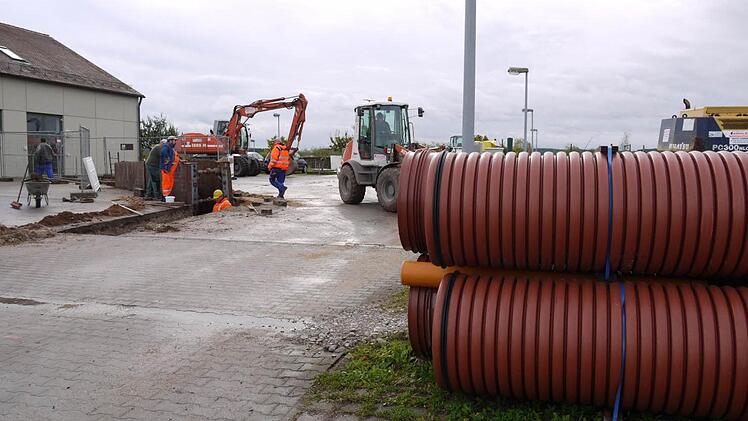 In der Kläranlage werden dicke Rohre verlegt. Foto: Pauline Lindner