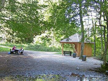 Bei Regen oder Gewitter können sich Wanderer in den neuen Pavillon zurückziehen.  Foto: Petra Malbrich