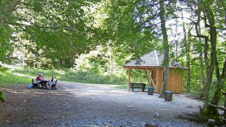 Bei Regen oder Gewitter können sich Wanderer in den neuen Pavillon zurückziehen.  Foto: Petra Malbrich