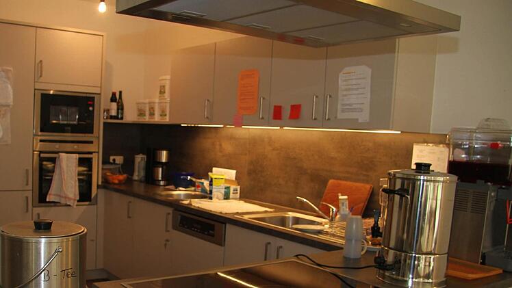 Die kleinen Küchennischen im Aufenthaltsraum sorgen für ein besonderes Geschmackserlebnis. Auch wenn die Versorgung durch die Zentralküche gewährleistet ist, können Bewohner und Servicekräfte hier Kleinigkeiten zubereiten. Foto: Sonja Adam