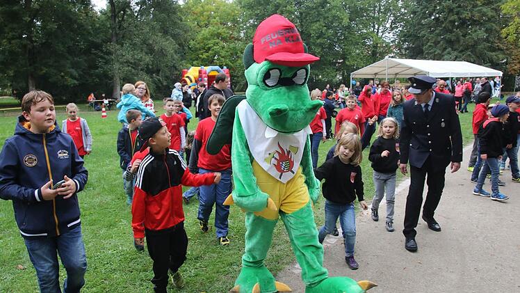 Das neue Maskottchen "Löschi", das im Rahmen des Kinderleistungsmarsches vorgestellt wurde, kam bei den Kindern gut an. Foto: Michael Stelzner