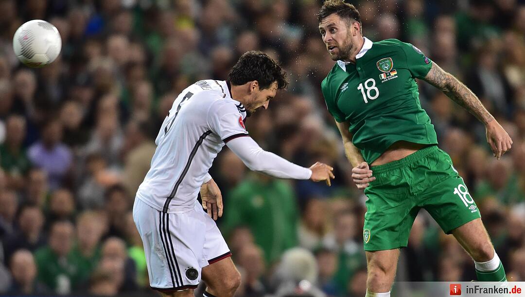 Deutschlands Mats Hummels (l) und Irlands Daryl Murphy kämpfen und den Ball.