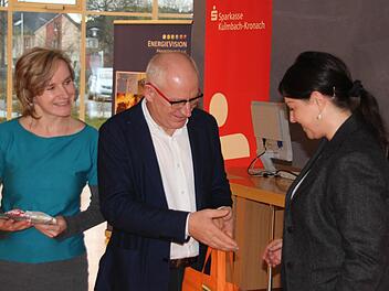 Zweite Bürgermeisterin Angela Hofmann und Landrat Miroslaw Romaniuk tauschten Geschenke aus. Links Dolmetscherin Lucyna Lewczuk. Foto: Friedwald Schedel