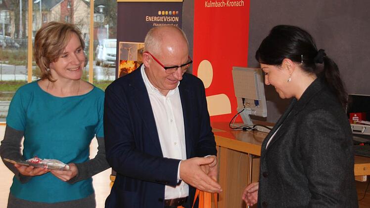 Zweite Bürgermeisterin Angela Hofmann und Landrat Miroslaw Romaniuk tauschten Geschenke aus. Links Dolmetscherin Lucyna Lewczuk. Foto: Friedwald Schedel