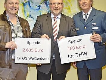Bürgermeister Egon Herrmann (Mitte) übergab die Spenden an an Rektor Ralf Knöchel von der Grundschule Weißenbrunn (links) und Michael Blüml vom THW Kronach.  Foto: Karl-Heinz Hofmann