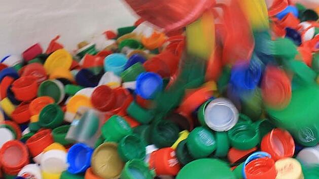 Fast 150 000 Deckel mit einem Gewicht von über einer halben Tonne wurden in Kronach bereits von Unterstützern der Initiative "Deckel drauf" gesammelt. Damit können etwa 300 Schluckimpfungen gegen Polio finanziert werden. Foto: Dominic Buckreus