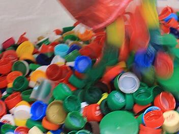 Fast 150 000 Deckel mit einem Gewicht von über einer halben Tonne wurden in Kronach bereits von Unterstützern der Initiative "Deckel drauf" gesammelt. Damit können etwa 300 Schluckimpfungen gegen Polio finanziert werden. Foto: Dominic Buckreus