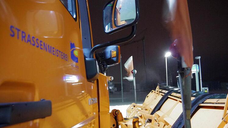 Mit dem Winterdienst auf nächtlicher Fahrt durch den Landkreis CoburgFoto: Berthold Köhler