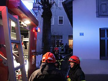 Von der Nägleinsgasse aus drangen Feuerwehrleute in das Gebäude ein. Zwei weitere Löschfahrzeuge standen unterdessen am Markt bereit.Foto: Jochen Berger